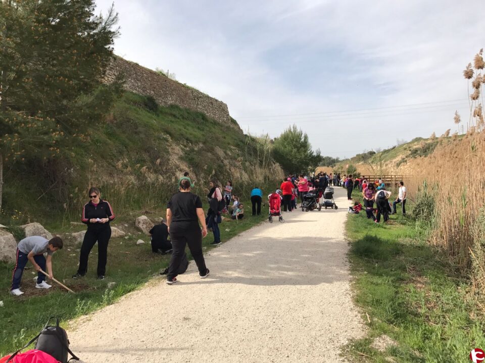 Más de un centenar de personas participa en la jornada de reforestación en el cauce del río Tarafa con escolares