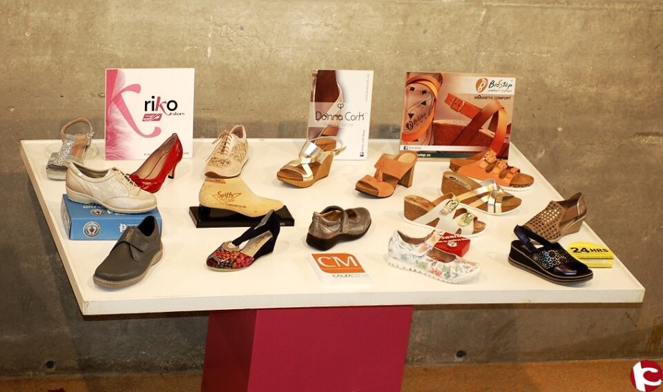 La exposición La moda a tus pies de AVECAL llega a la Casa del Mármol y del Vino de Pinoso
