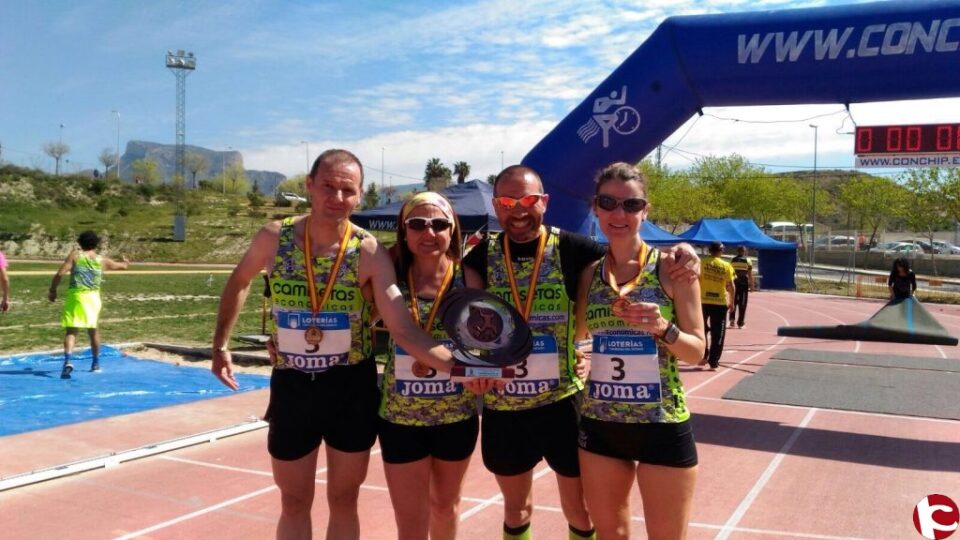 El equipo de relevos 45/54 del club Camisetas Económicas Elda se colgó la presea de bronce en el 62º Campeonato de España de cross para veteranos/as