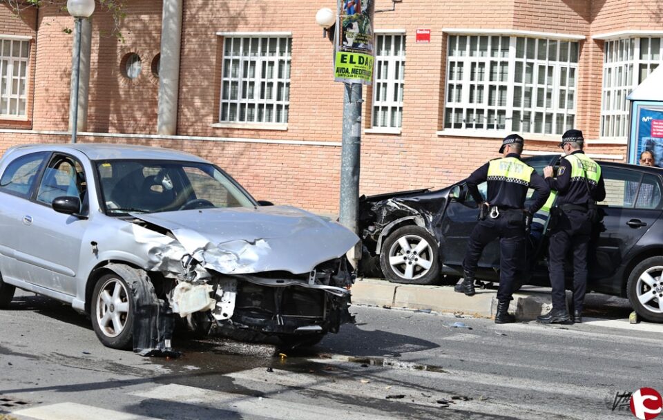 Un aparatoso choque lateral corta parte de la avenida de Ronda