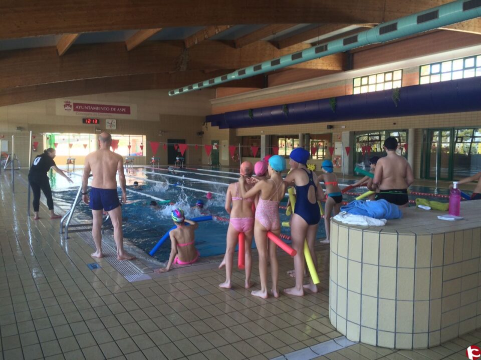 Los colegios Virgen de las Nieves y Vistahermosa practican natación en la piscina municipal