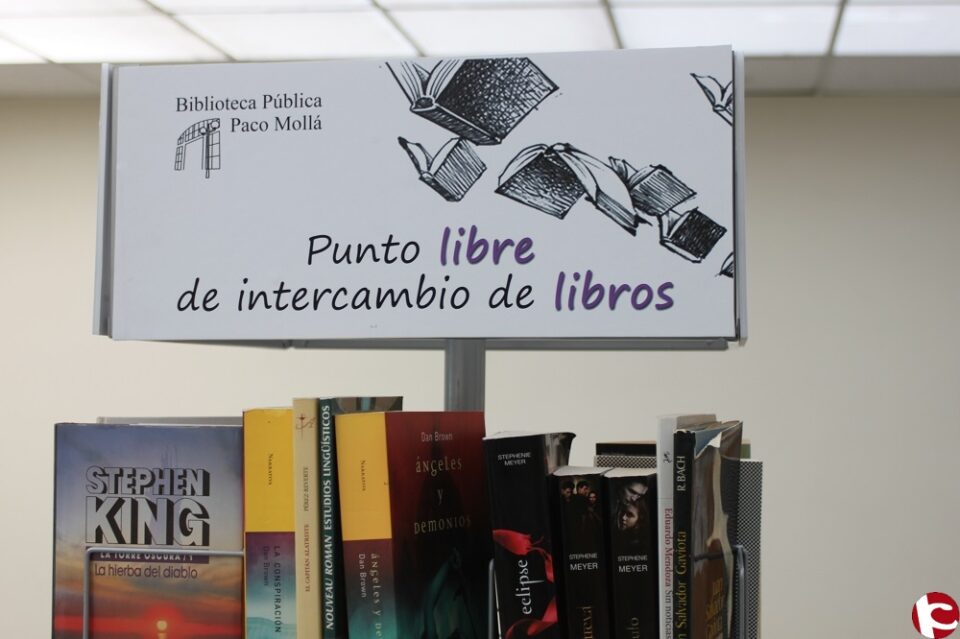 La Biblioteca Poeta Paco Mollá de Petrer crea una estantería de libros viajeros