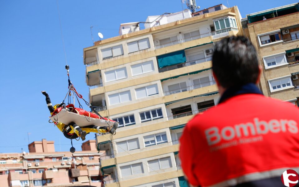 Medio centenar de alumnos de Emergencias del IES Valle de Elda desarrollan una jornada práctica con bomberos del Consorcio Provincial