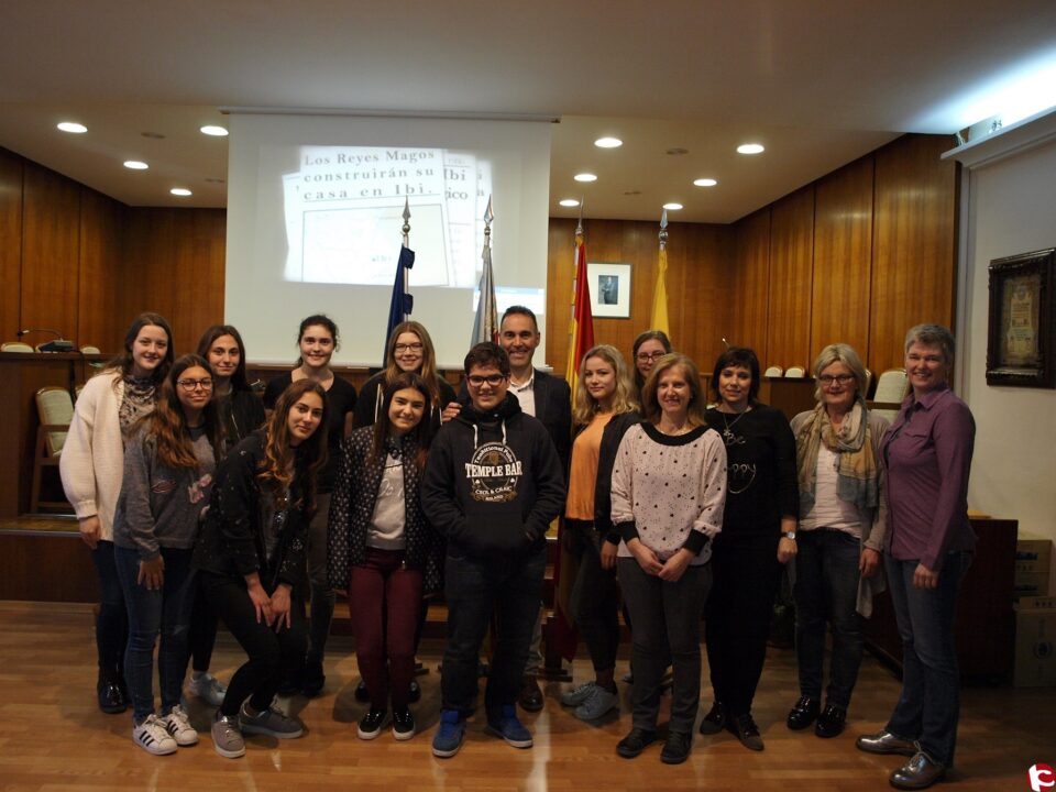 Alumnos y profesores alemanes visitan el Ayuntamiento de Ibi