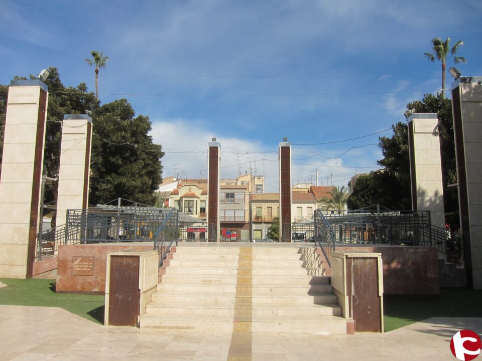 Infraestructuras reabre la renovada zona de esparcimiento canino