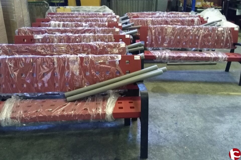 La Diputación de Alicante inicia el suministro de 322 bancos para espacios públicos de 62 municipios de la provincia