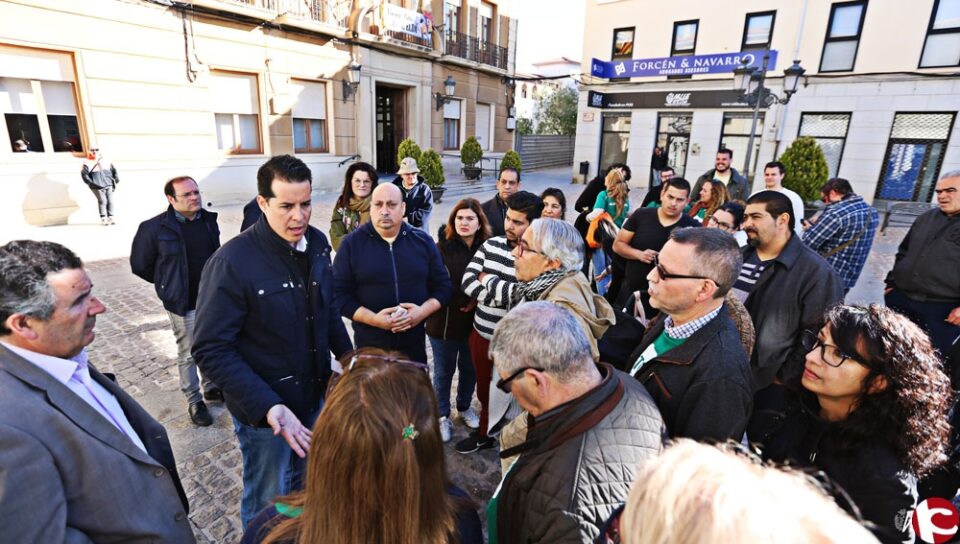 El alcalde mediará con una entidad bancaria para que suspenda el desahucio de una familia con hijos