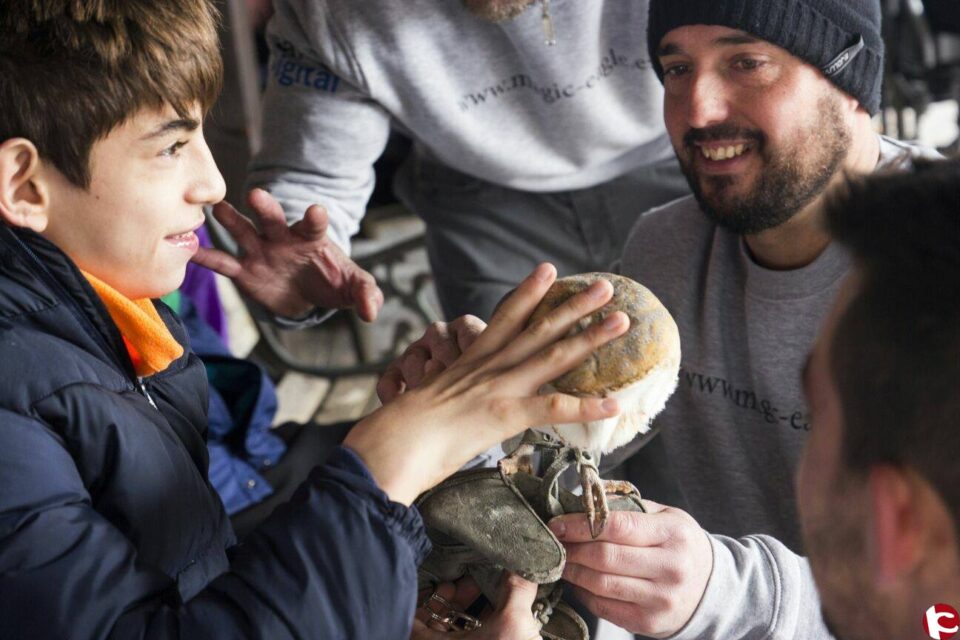 Asistimos a la primera intervención asistida con aves en Sax