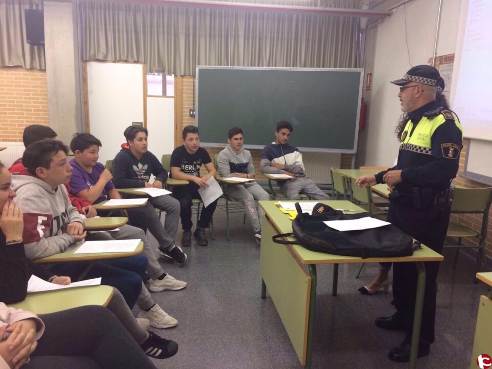 El Ayuntamiento de Aspe y la Policía Local ofrecen charlas sobre educación cívica y orientación profesional en los institutos de Aspe