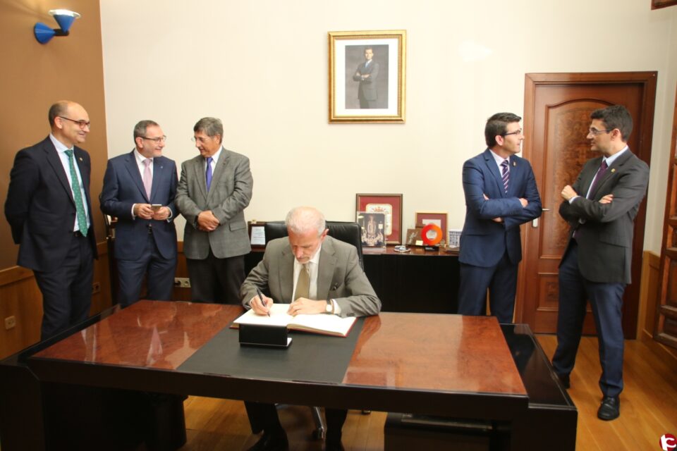 La Conferència de Rectors de les Universitats Públiques Valencianes reclama mesures correctores contra la discriminació que pateixen les dones investigadores