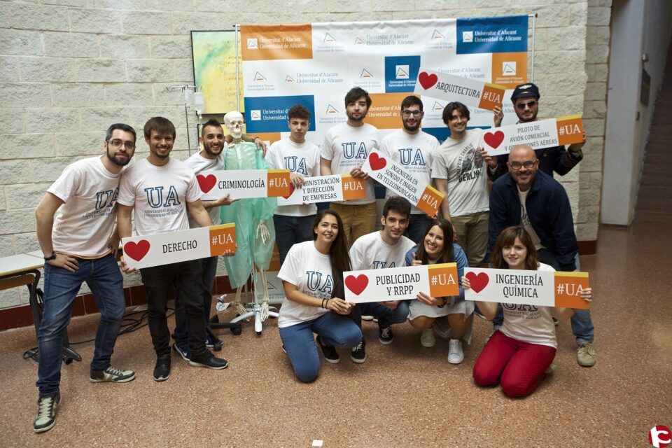 Gairebé 4.000 estudiants de batxillerat es donen cita a la UA en les xarrades sobre les titulacions
