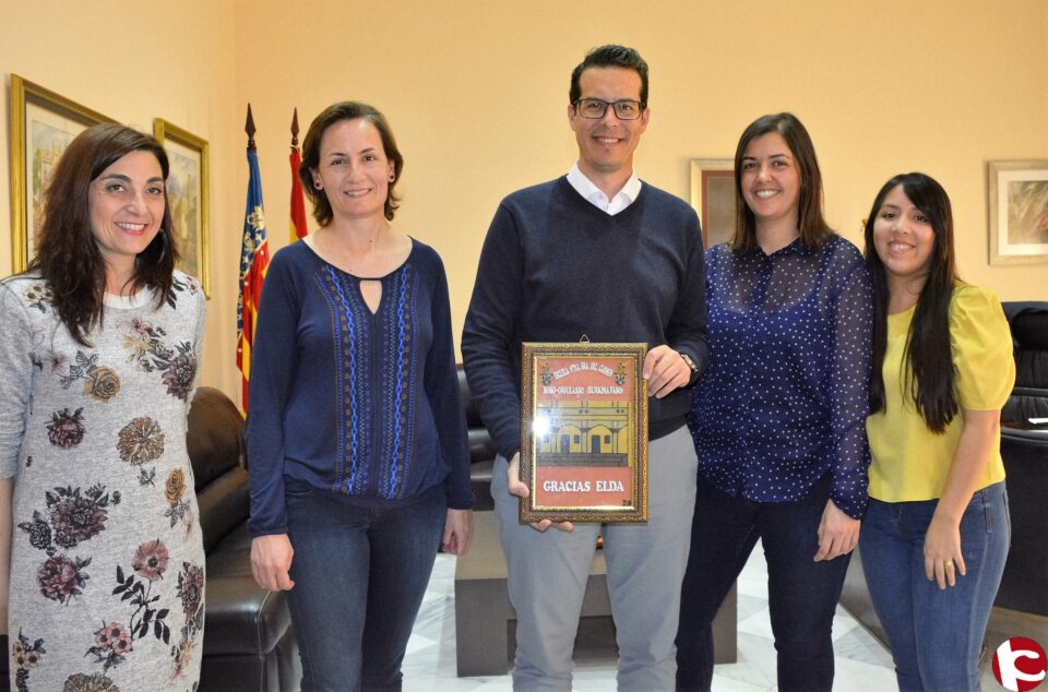 La ONG Karit entrega un cuadro realizado en Burkina Faso en agradecimiento por la colaboración del Ayuntamiento