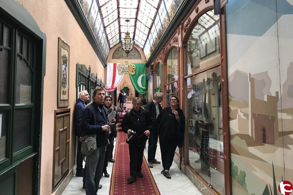 Periodistas internacionales visitan Alcoi para conocer el esplendor de sus fiestas de Moros y Cristianos