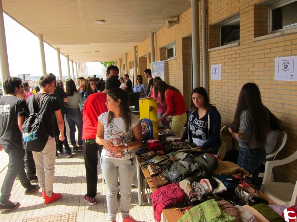 Centenares de estudiantes visitan la Feria de Formación y Empleo