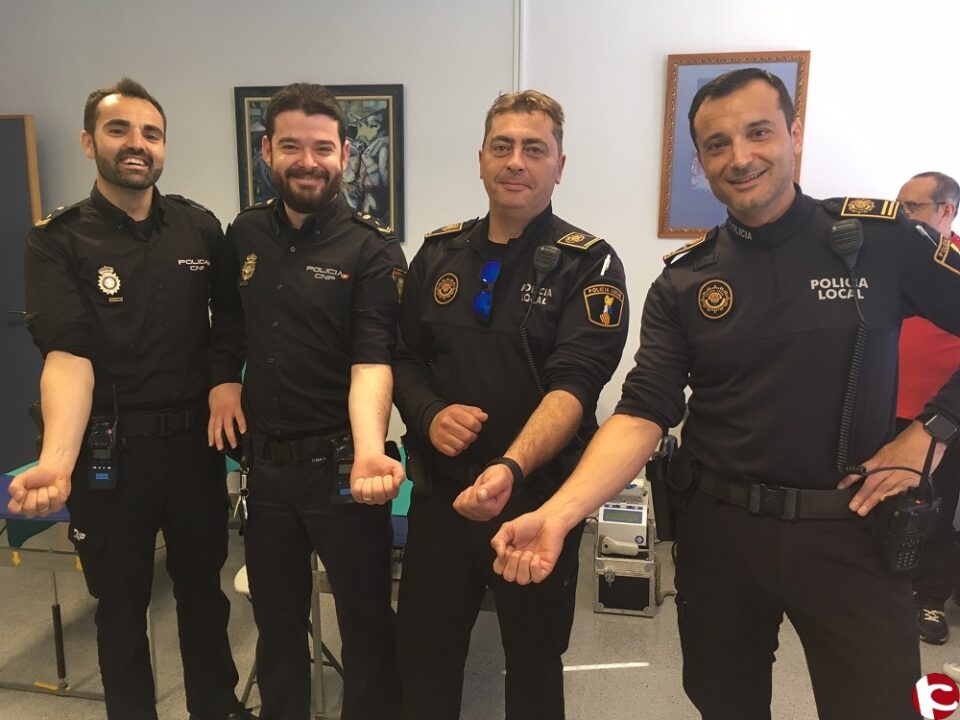 Un gesto de solidaridad de los cuerpos de seguridad y emergencia de Petrer y Elda