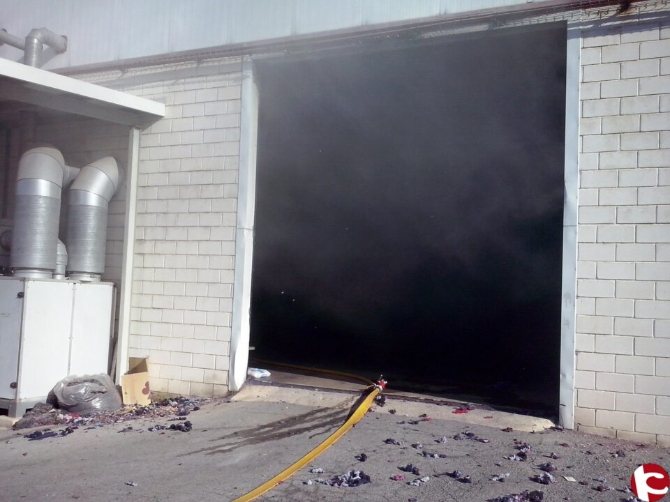 En la mañana de este domingo 7 de mayo se declaraba un incendio industrial en la vecina localidad de Bañeres