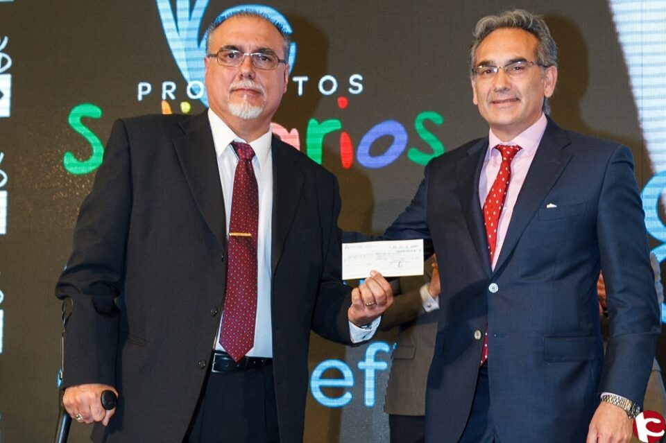 Carrefour dona 30.000 euros a la Asociación de personas con Enfermedades Raras Sense Barreres de Petrer