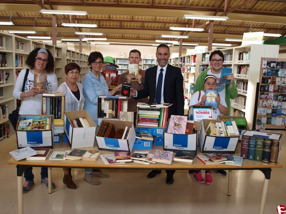 La Biblioteca Municipal dona 1.000 libros al C.O San Pascual de Ibi