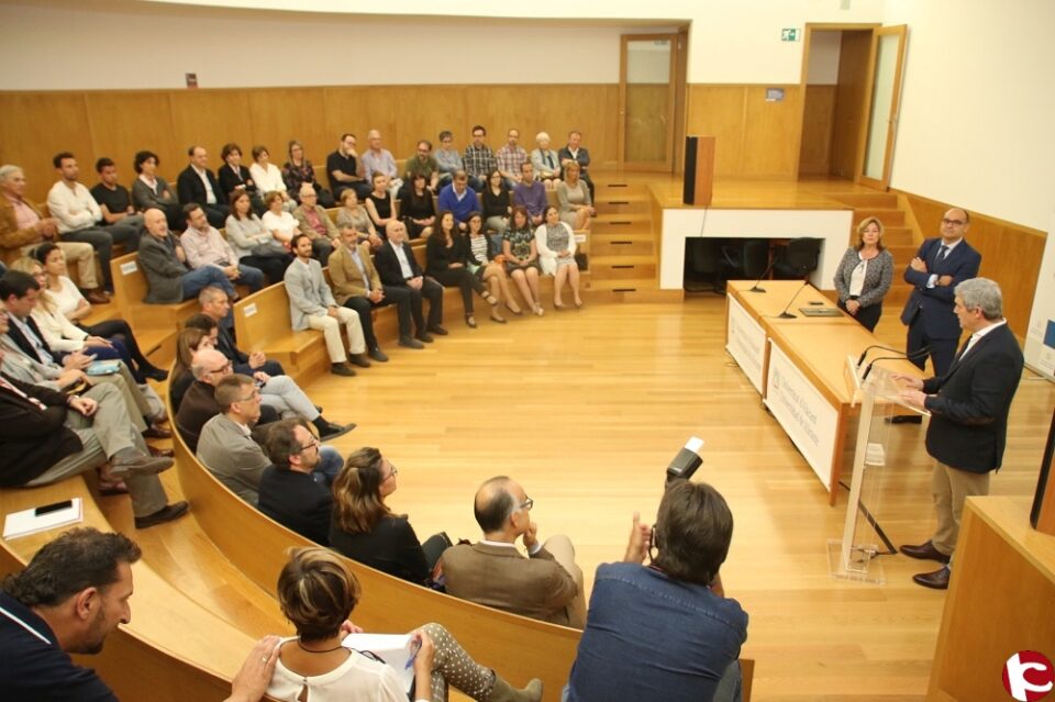 Jose Maria Esteve pren possessió com a degà de la Facultat dEducació