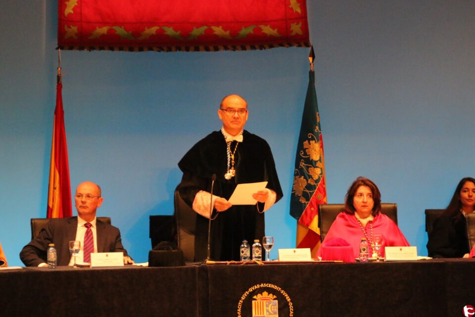 El rector destaca la excelente labor investigadora de la UA en la investidura de nuevos doctores