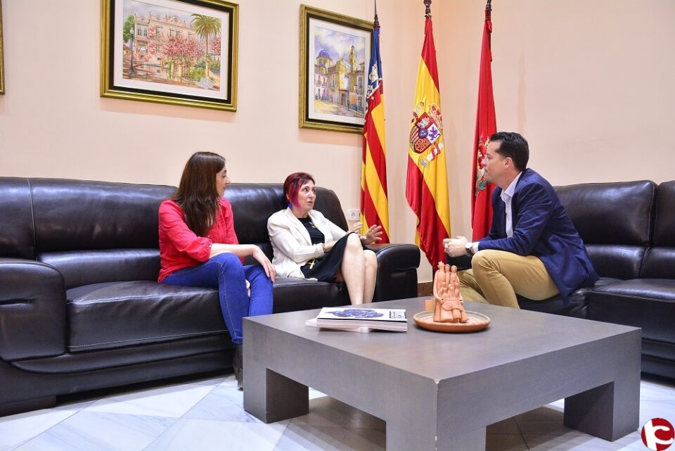 El alcalde recibe a la escritora eldense Elia Barceló con motivo de la presentación de su nuevo libro