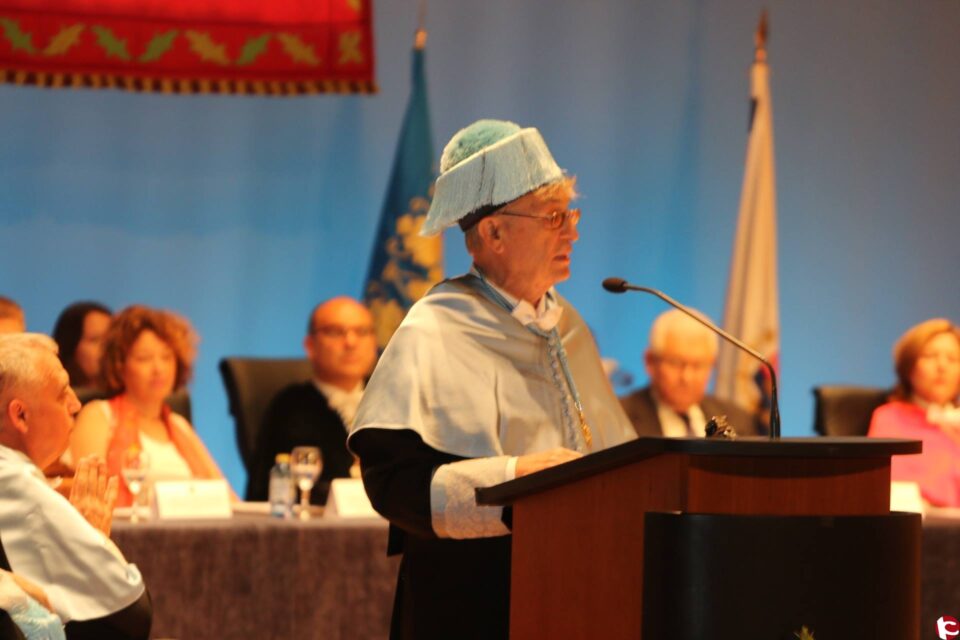 La UA clausura el curs amb la investidura de doctor "honoris causa" de l'historiador Ángel Viñas