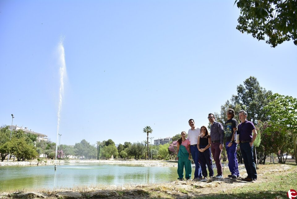 Se pone en marcha el géiser del lago de los Jardines del Vinalopó
