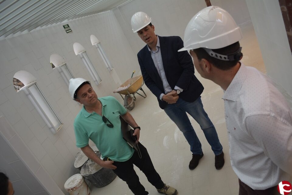 Las obras de las piscinas municipales de San Crispín permitirán el acceso al recinto a personas con movilidad reducida