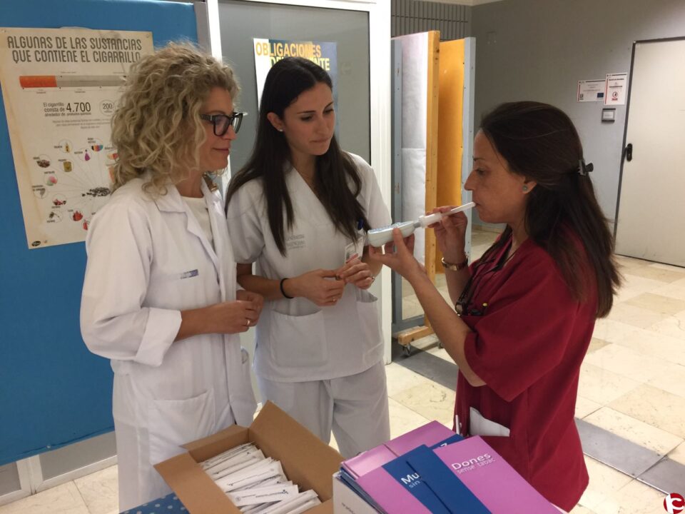 El DEPARTAMENTO DE SALUD DE ELDA lleva a cabo actividades que pretenden sensibilizar a la población sobre los riesgos para la salud que conlleva el hábito de fumar