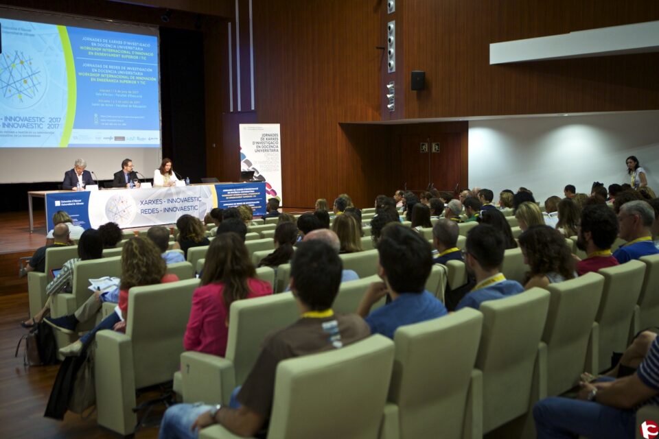 Mil participants i quinze anys avalen l'aposta per la innovació educativa en la inauguració de XARXES-INNOVAESTIC 2017 en la Universitat d'Alacant