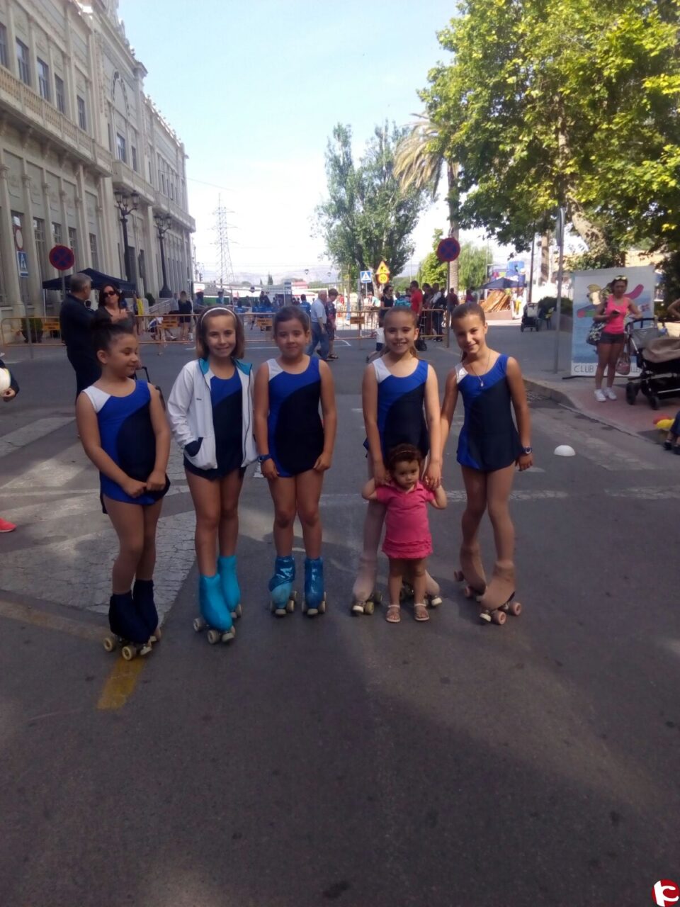 El Club de Patinaje Villena colabora en el día del deporte en la calle