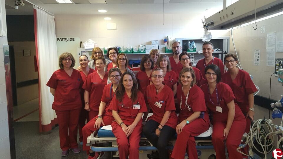 El equipo de profesionales de las urgencias hospitalarias modifican su uniformidad