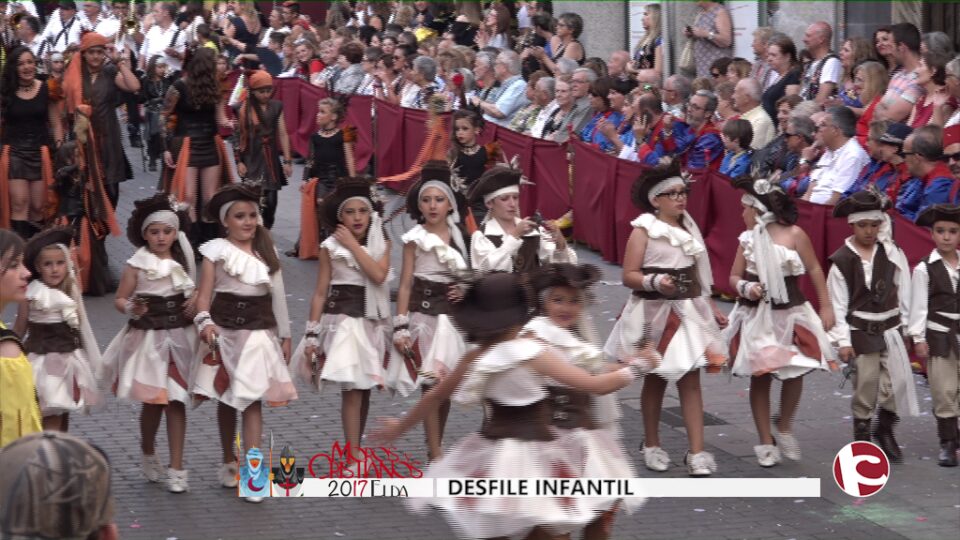 Los pequeños festeros se lucen en el Desfile Infantil