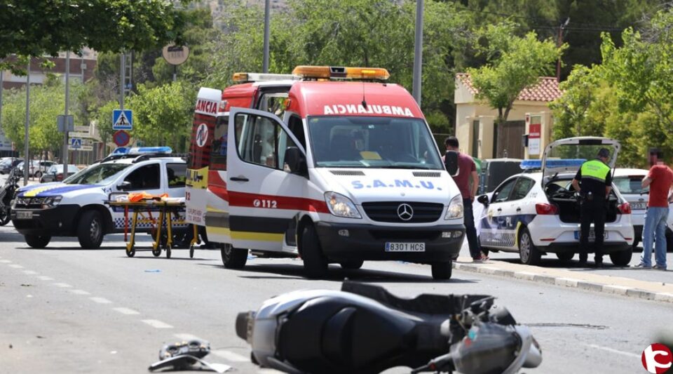 Muere un motorista al chocar con una farola en Elda