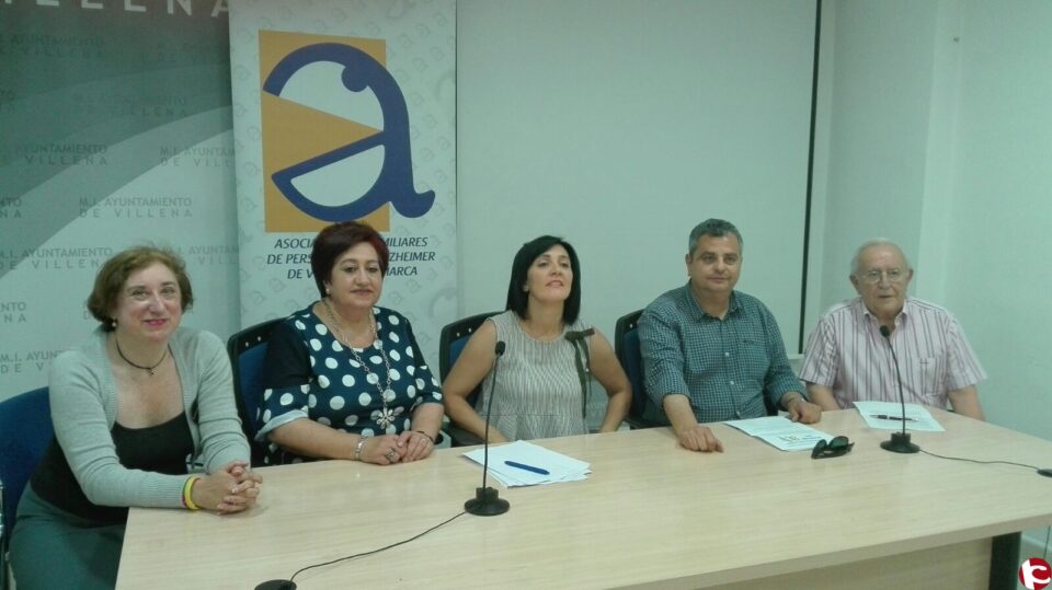 Villena Cuéntame realiza un donativo de 4.070 a la Asociación de Familiares de Personas con Alzheimer de Villena y Comarca.