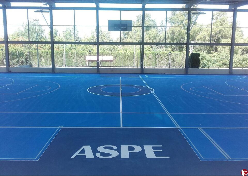 La concejalía de deportes renueva el pavimento de la piscina cubierta municipal