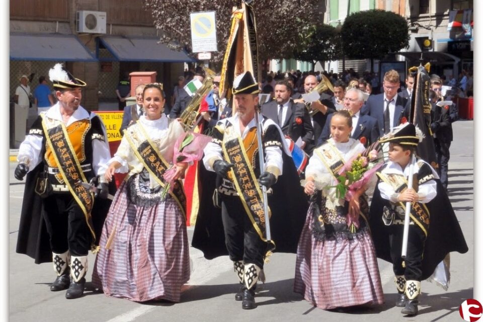 Los Ballesteros innovan el tradicional formato de las presentaciones en una apuesta por recuperar lo popular de la fiesta