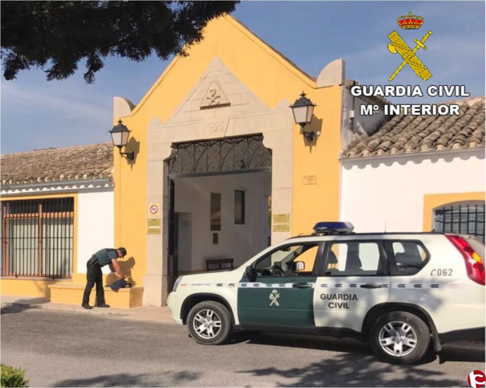 La Guardia Civil detiene en Castalla a un hombre que robaba en los parkings del tanatorio y cementerio municipal.