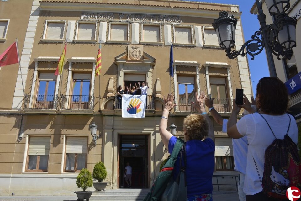 El Ayuntamiento despliega una pancarta con motivo de la celebración del Día Nacional de las Lenguas de Signos