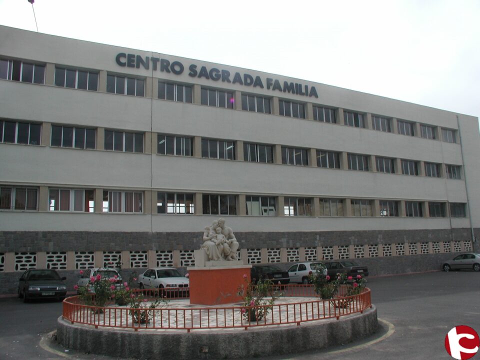 Entrega de firmas contra la eliminación de una línea de Bachillerato.