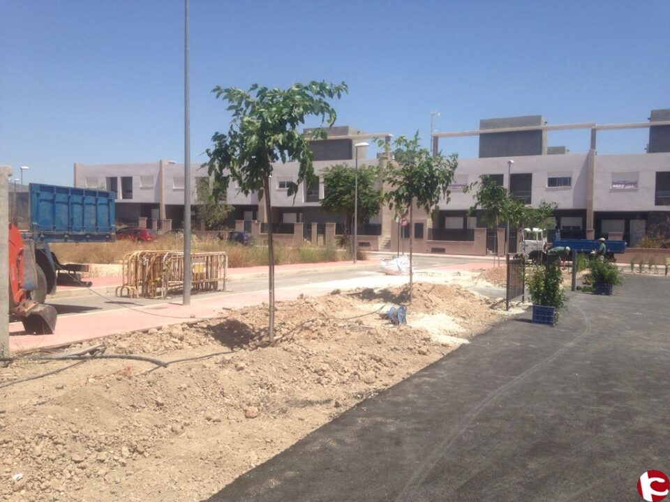 La Concejalía de Parques y Jardines espera que en tres meses la instalación del parque de la Retjola esté concluida.