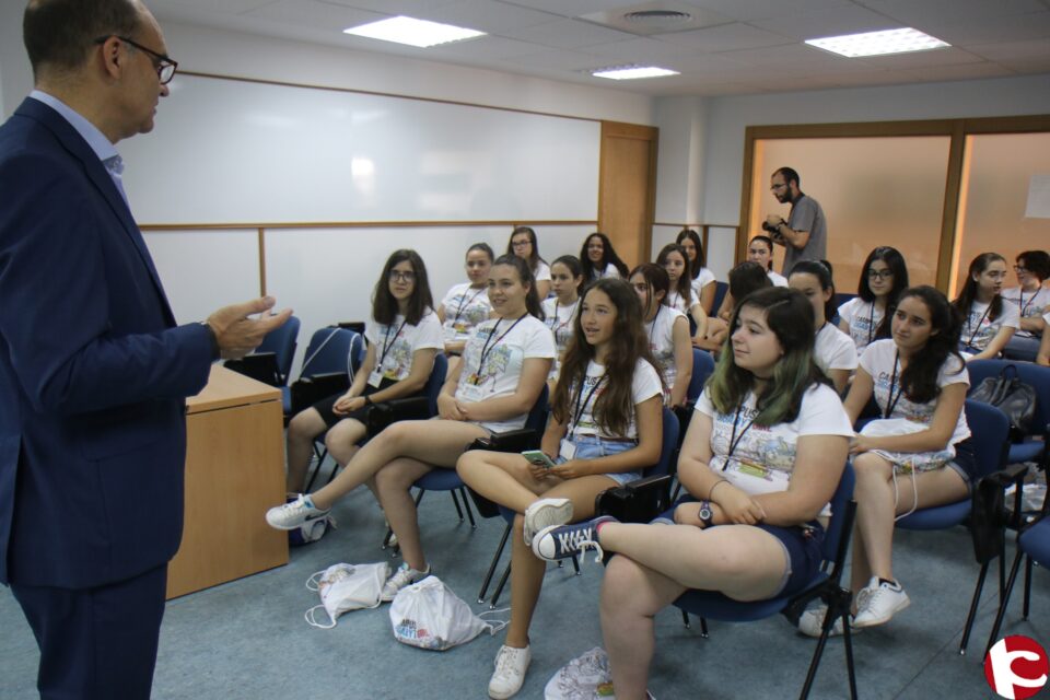 Vint alumnes de secundària participen en la UA en la tercera edició del Gigabytegirl
