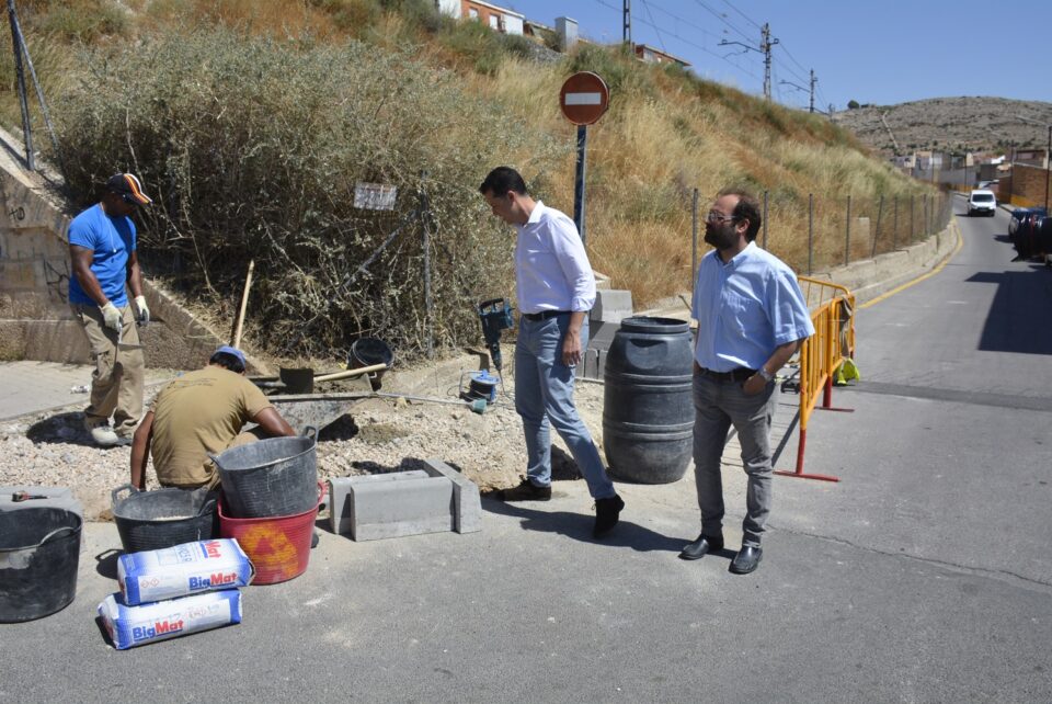Obras acomete una treintena de rebajes de aceras para hacer más accesible la ciudad