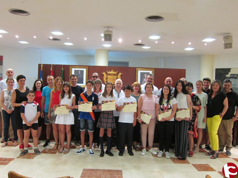 El Ayuntamiento felicita a los alumnos premiados por su rendimiento académico