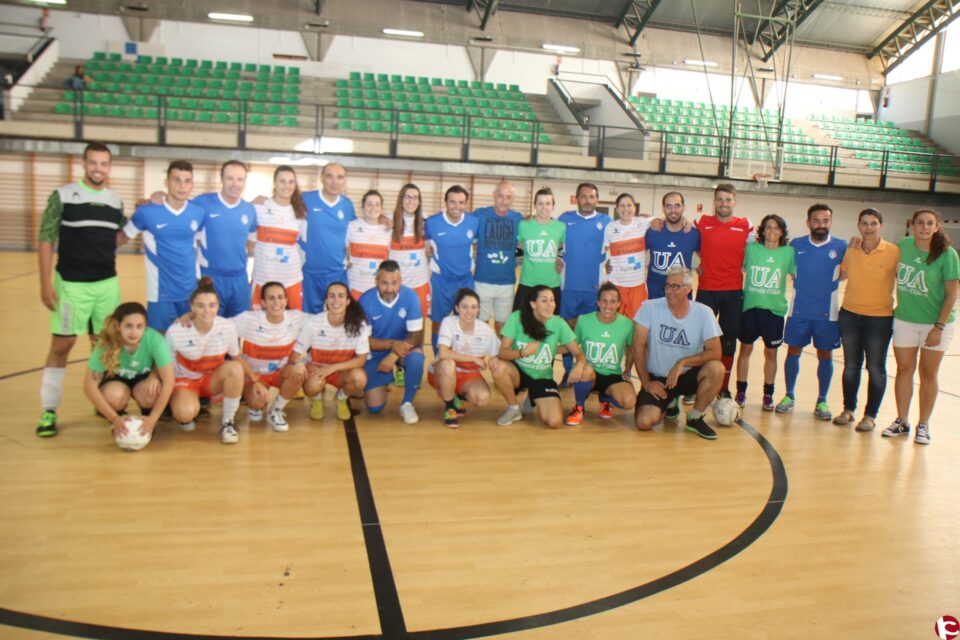 Entrenador i capitana de lequip de futbol sala femení de la UA sacomiaden amb un sentit homenatge