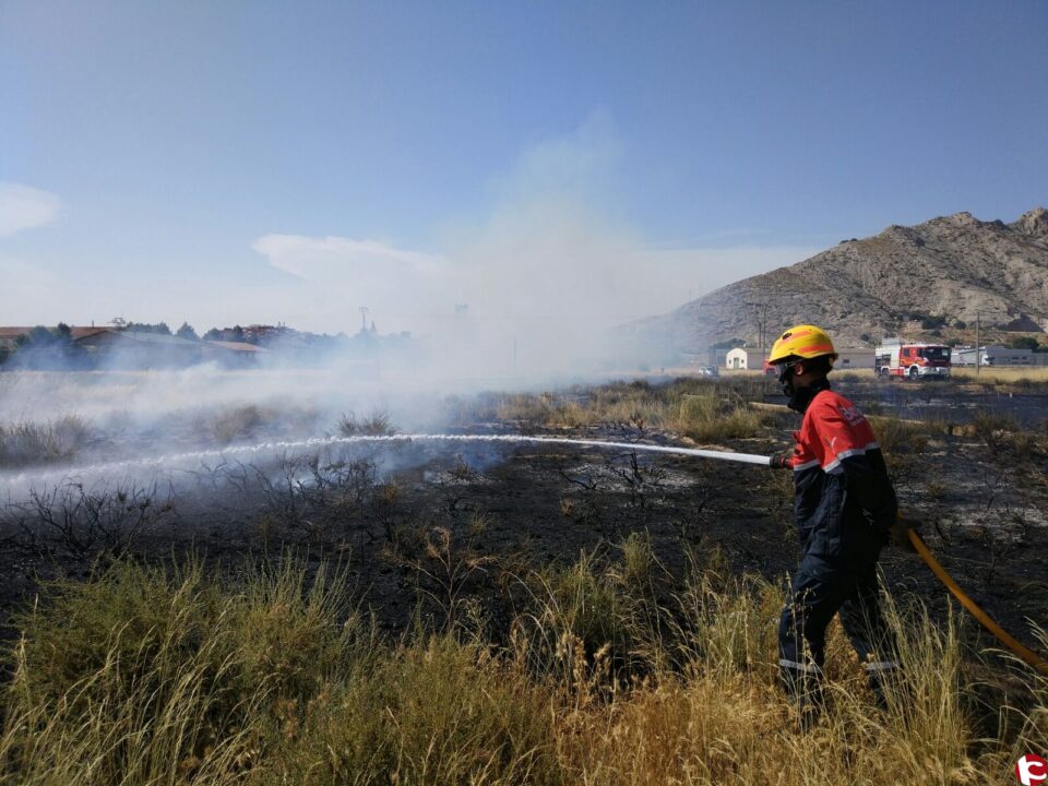 Un nuevo incendio de matorral arrasa varias parcelas en las inmediaciones del Navarro Santafé.