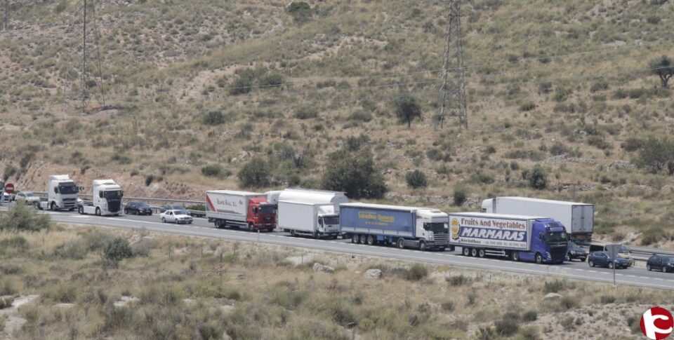 Retenciones en la A-31 por la caída de vísceras