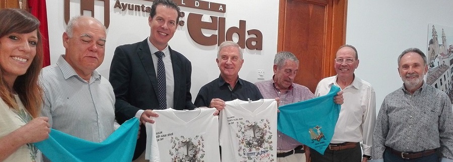 ELDA: Entrega de la camiseta de la traca al alcalde y al pregonero.