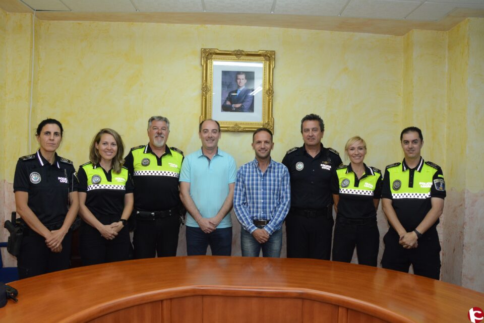 Felicitación pública del consistorio a cuatro agentes de la Policía Local de Pinoso