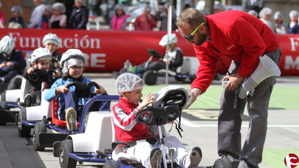 La plaza de la Ficia de Elda acogió con éxito la caravana de la Seguridad Vial